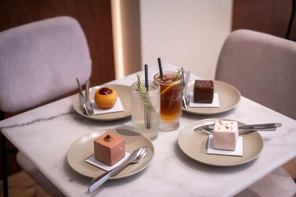 Uma seleção de entremets e bebidas numa mesa da nøu