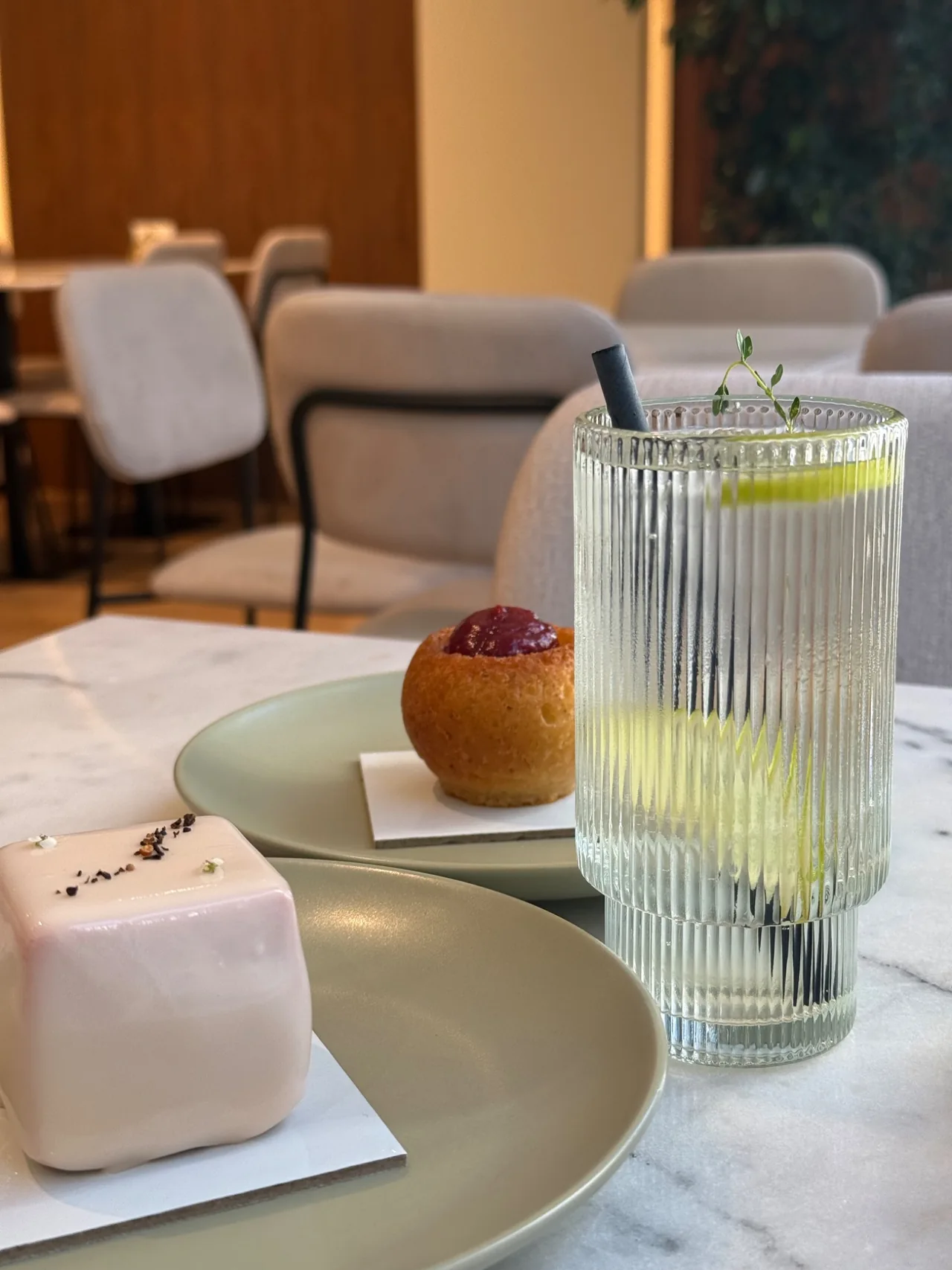 Entremets e bebidas à mesa