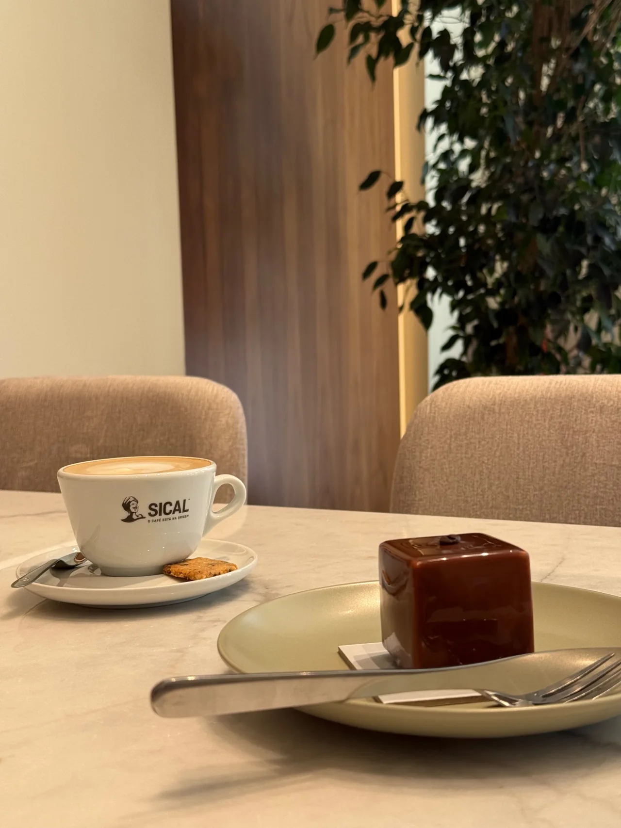 Um café com um entremets de chocolate