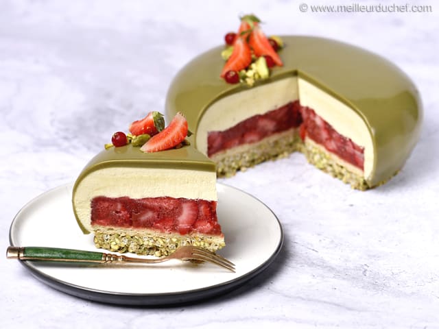 Composição contemporânea de bolo de aniversário